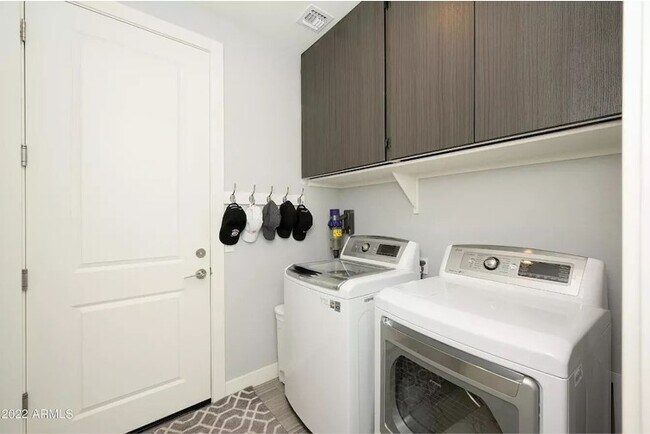 Building Photo - 10260 E White Feather Ln