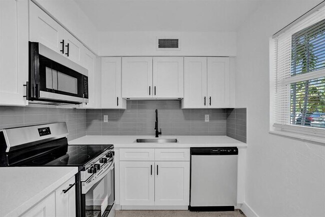 Building Photo - 1821 Middle River Dr