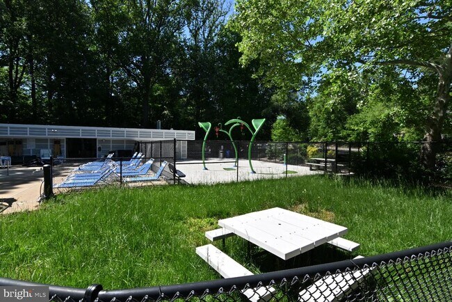 Building Photo - 2220 Springwood Dr