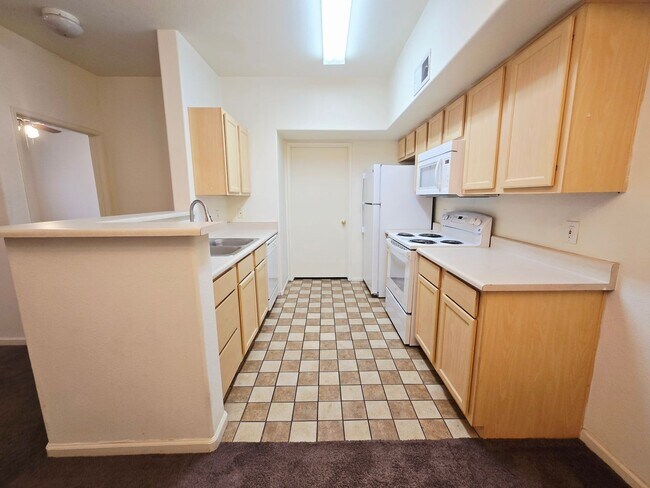 Building Photo - BEAUTIFUL 2 BEDROOM / 2 BATH LOWER LEVEL C...
