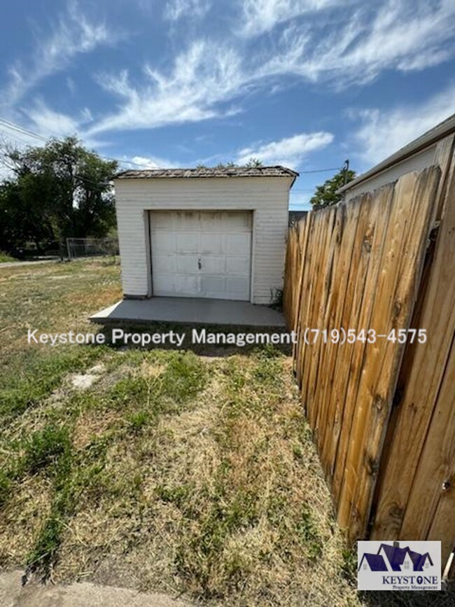 Building Photo - Small Dog Allowed! 1 Bedroom/1 Bathroom/1 Car Garage for Storage  $875/$875