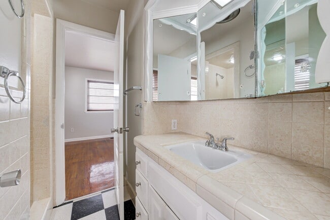 Building Photo - 5000 N Linn Ave