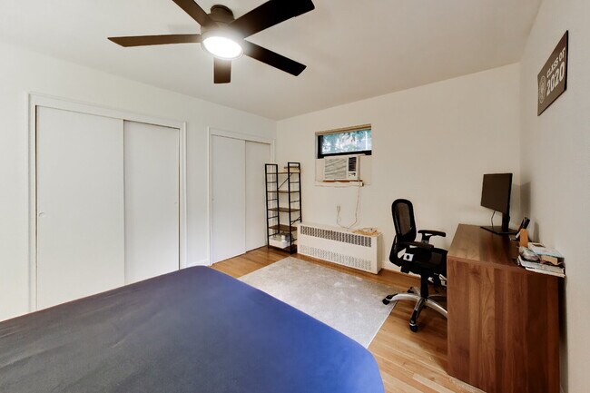 Building Photo - Top-Floor Rosslyn Condo with Georgetown Views