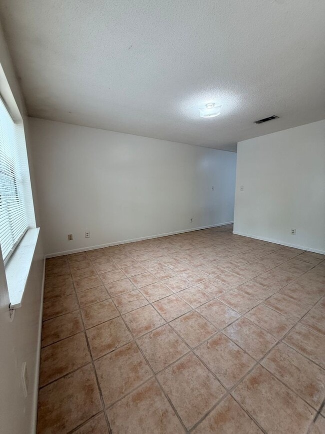 Building Photo - New Listing!
