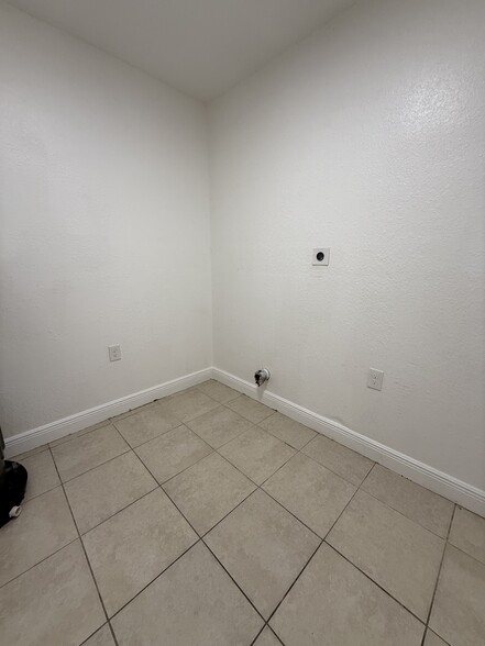 Building Photo - 1096 W 28th St