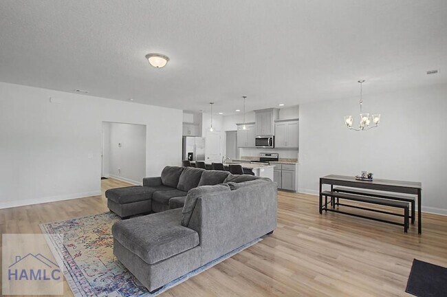 Building Photo - 413 Mcclelland Lp NE