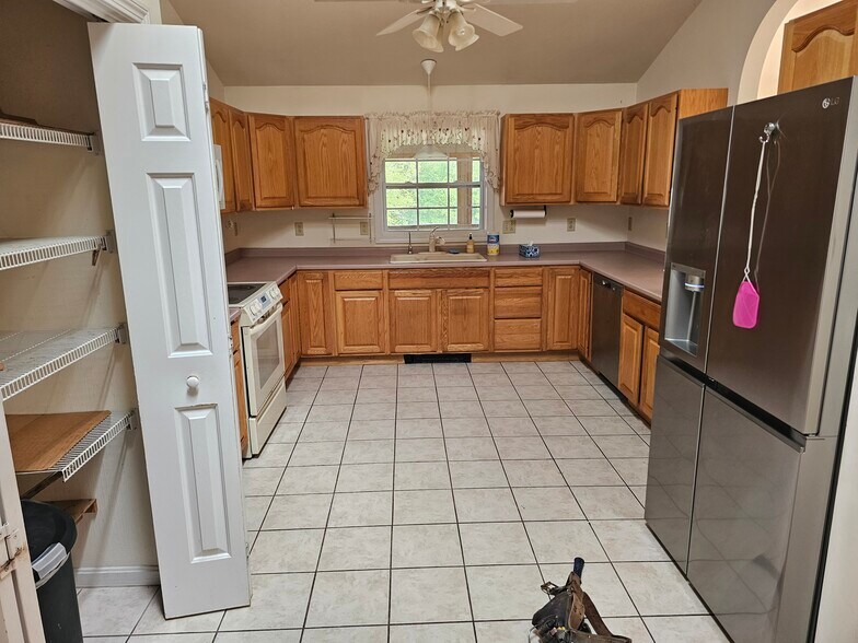 Building Photo - 585 High St