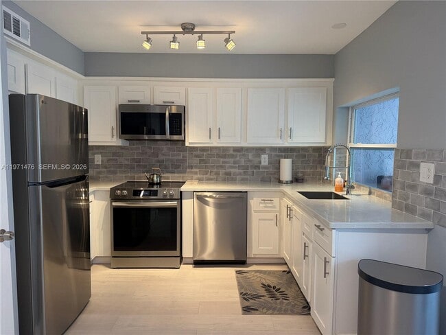 Building Photo - 5270 NE 6th Ave