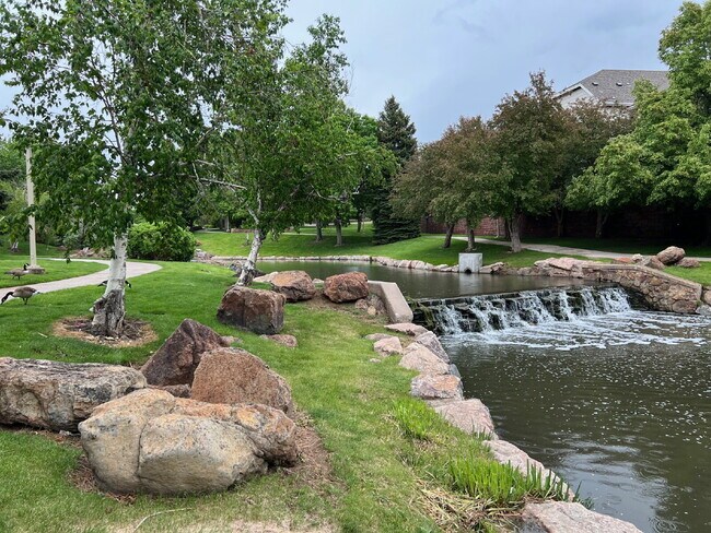 Building Photo - "Spacious 3-Bed, 3-Bath Townhouse with Gra...