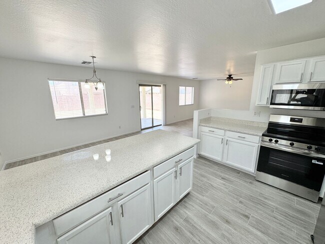 Building Photo - 8464 W Forest Grove Ave