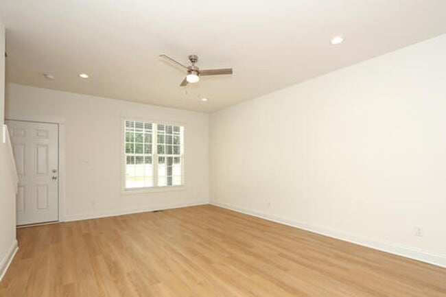 Building Photo - Luxury Townhouse in Sherrills Ford