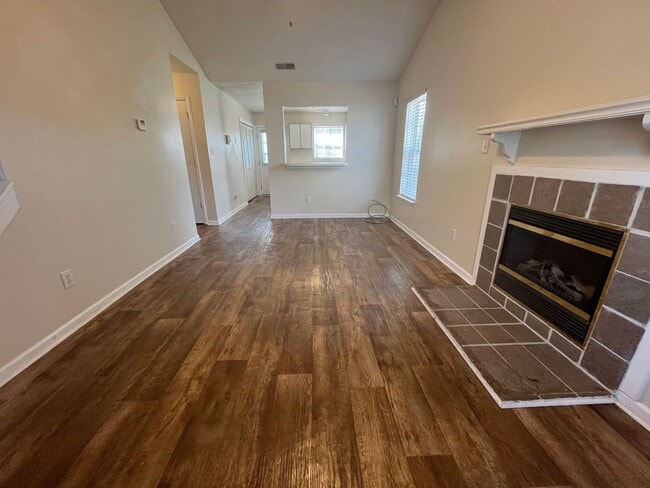 Building Photo - End Unit Townhouse, 3 Bed, 3 Bath