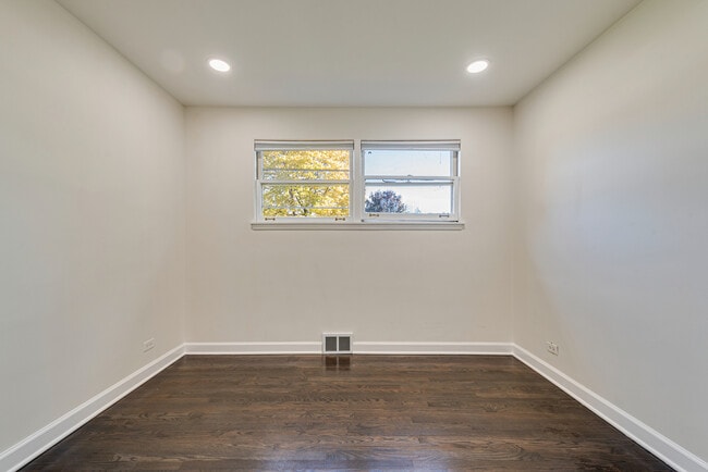 Building Photo - 7330 N Kilbourn Ave