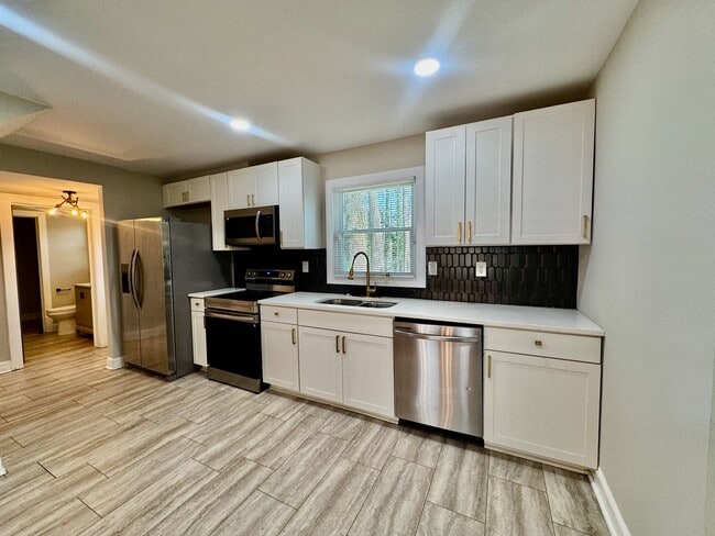 Building Photo - Awesome in Atlanta - 4 Bedrooms