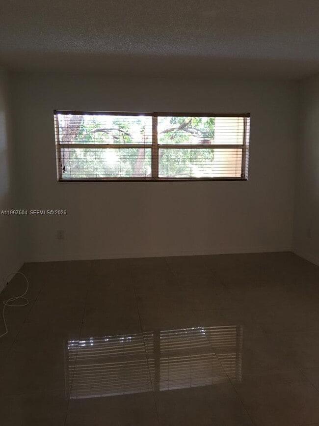 Building Photo - 9375 Fontainebleau Blvd