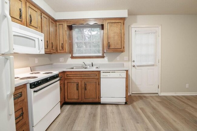 Building Photo - 810-A Golfview Place