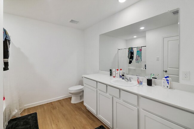Building Photo - 2107 Fisher Bnd Dr