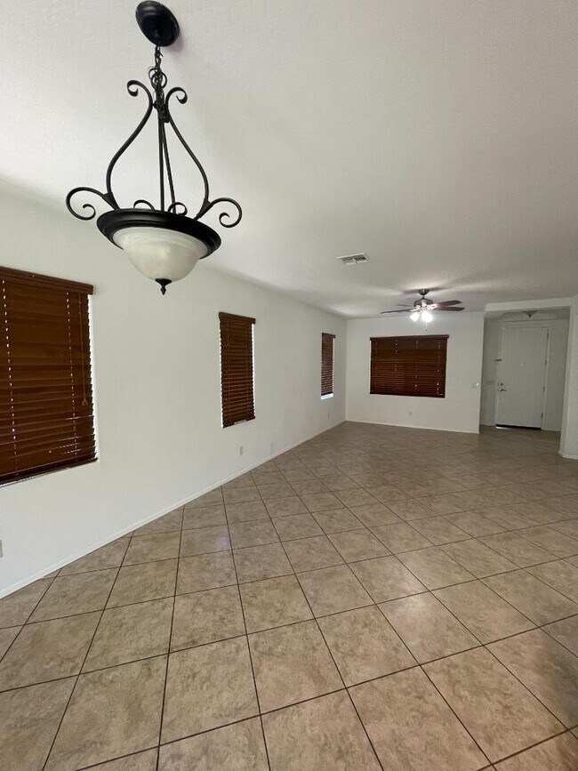 Building Photo - 4425 E Muriel Dr