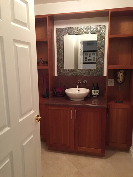 Building Photo - 1485 Lakeview Dr