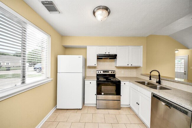Building Photo - 2614 Village Cir Dr