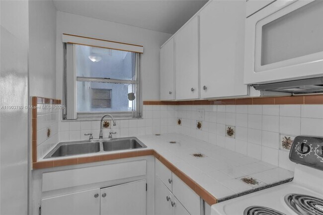 Building Photo - 210 Fontainebleau Blvd