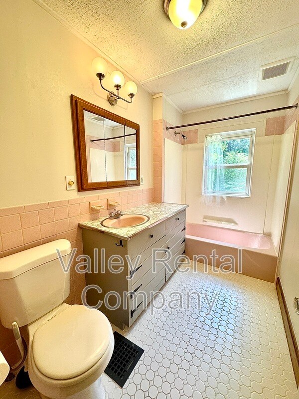 Building Photo - 323 Pelham Rd