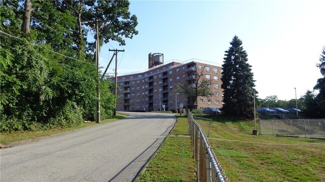 Building Photo - 1 Lakeview Dr