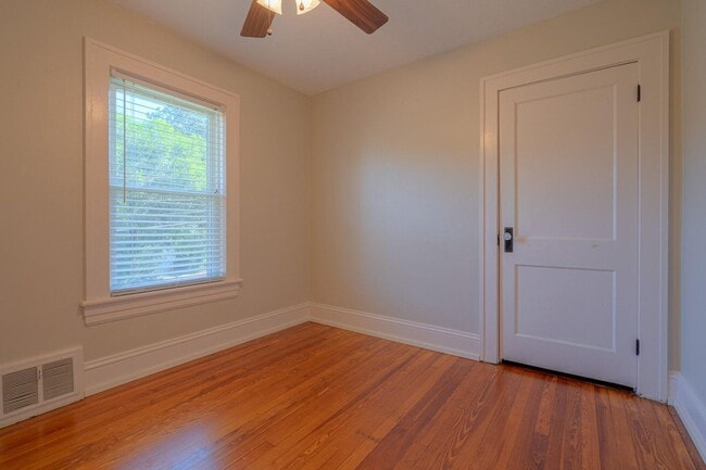 Building Photo - Grandin Court Foursquare convenient to SW City & SW Co!