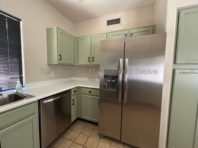 Building Photo - 5943 W Drake Ct