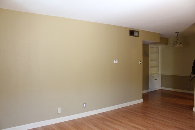Building Photo - *COMING SOON* MOVE IN SPEICAL Upstairs Condo with Premium Amenities & Hardwood Floors!