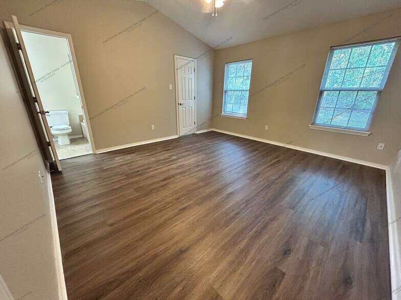 Building Photo - 1475 E Gate Dr