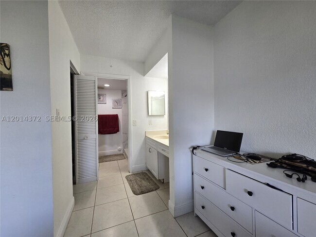 Building Photo - 1001 Coral Club Dr