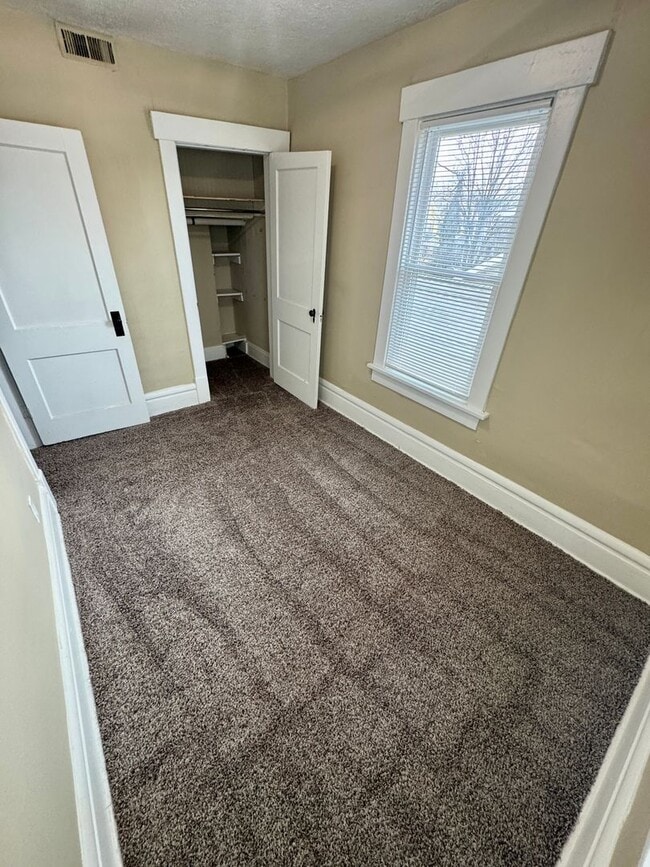 Building Photo - 2542 Glen Echo Dr