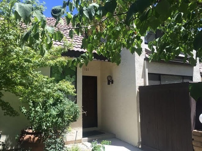 Building Photo - 3 br, 2 bath House - 2890 Huntington Blvd ...