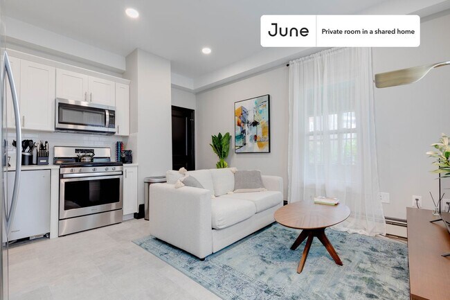 Building Photo - Private bedroom in 3 bed/1 bath Home