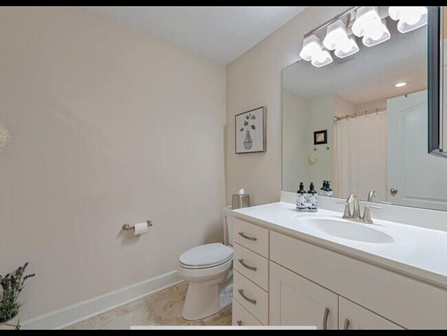 Building Photo - 3 Bedroom semi furnished Duplex type House in Imperial