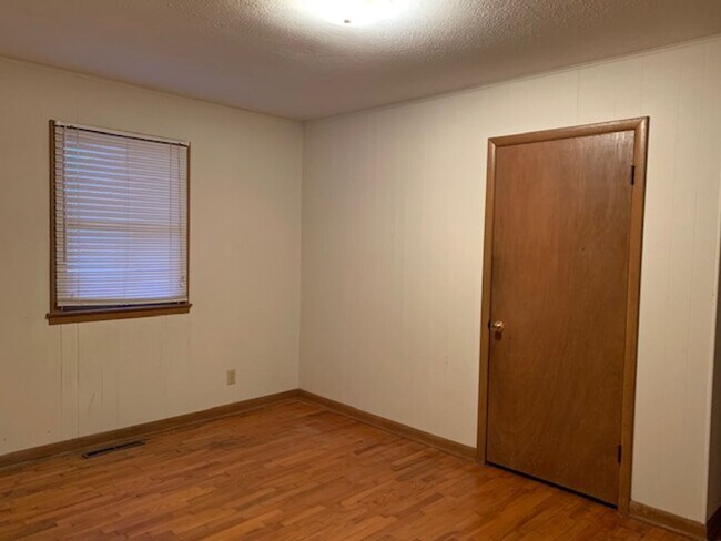 Building Photo - Great Location - 3 bedroom home available!