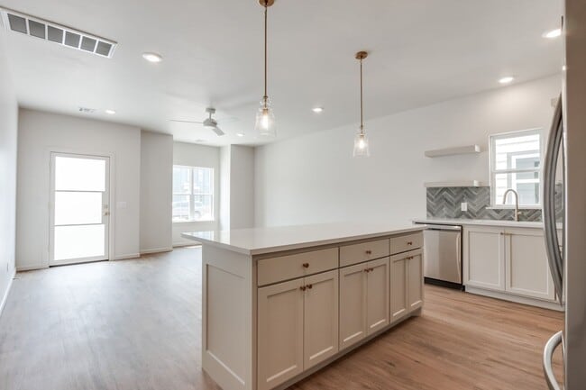 Building Photo - Urban living in Edmond