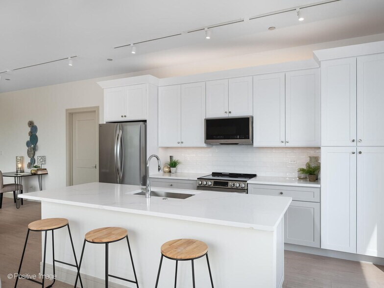 Building Photo - 3202 N Racine Ave