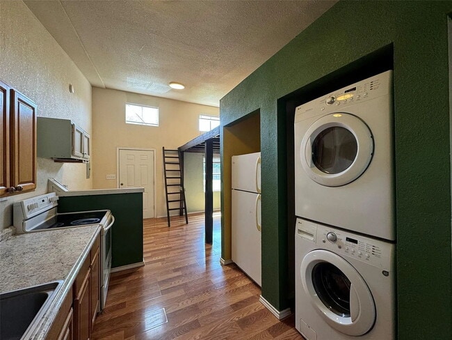 Building Photo - 1108 W McCarty Ln