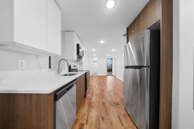 Building Photo - 1111 53rd St