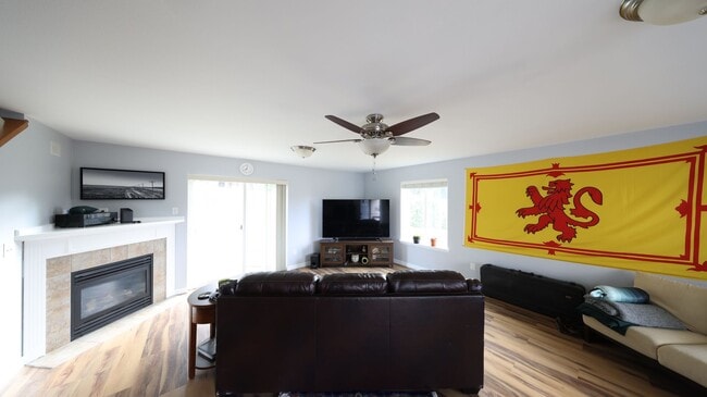 Building Photo - 5 Bed 2.5 Bath - Group - Dog Friendly - Fu...