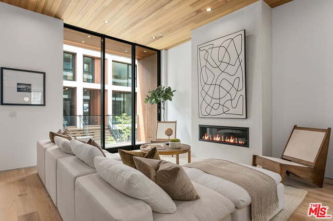 Building Photo - 610 S Van Ness Ave