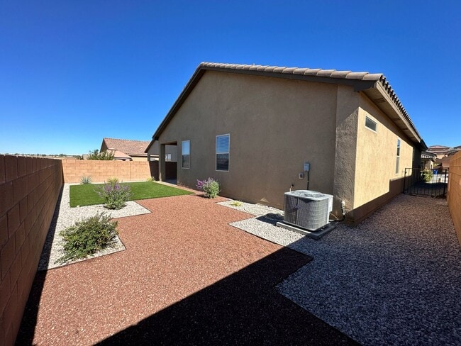 Building Photo - Beautiful Spacious Home!! Don't miss this ...