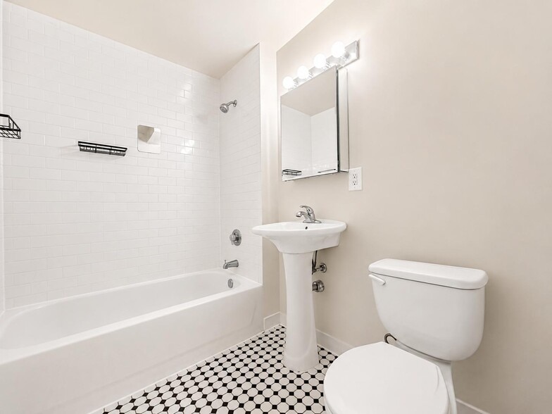 Building Photo - 323 W 96th St