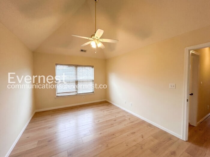 Building Photo - 710 Queens Path