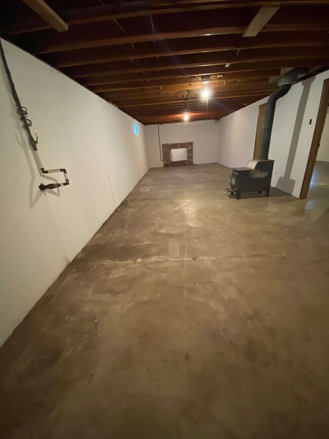 Building Photo - 4 - bedroom home close to Stateline