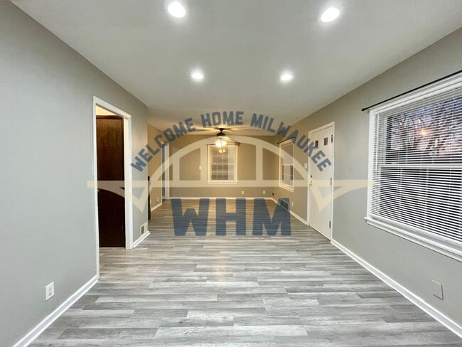 Building Photo - 5748 N 40th St