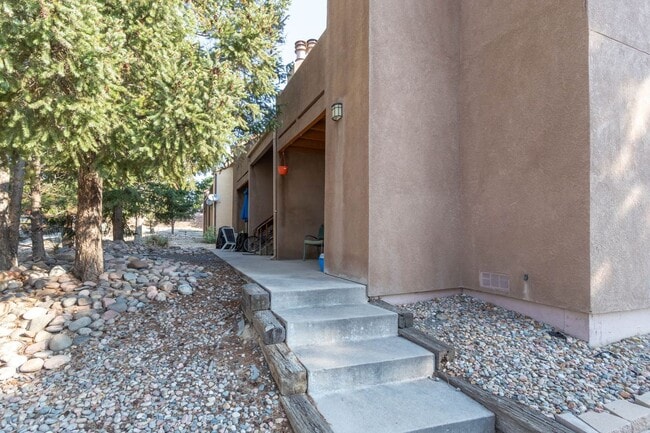 Building Photo - Great Upper Unit Located in Vista Grande Terrace!