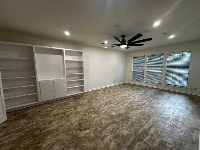 Building Photo - Tarrytown!!! - super location  3 bed, 2 ba...